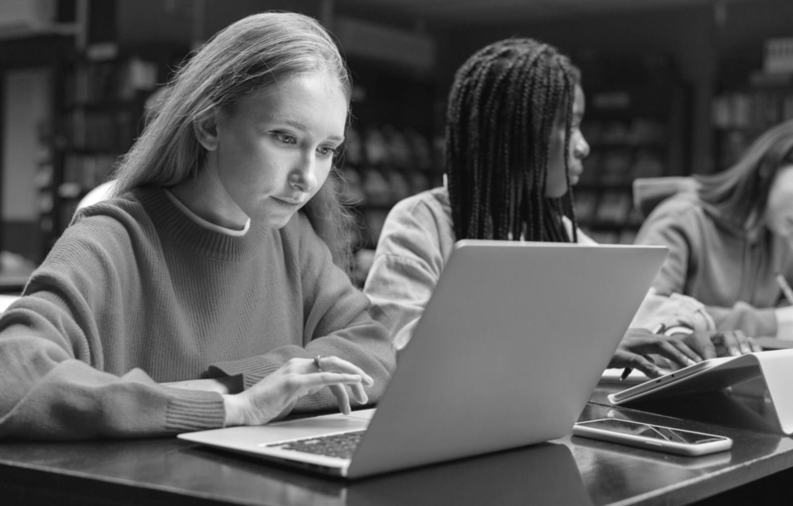 Profesional trabajando en planificación financiera con documentos y calculadora